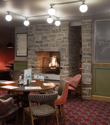 Jolly's Hotel, Broughty Ferry, pub seating area